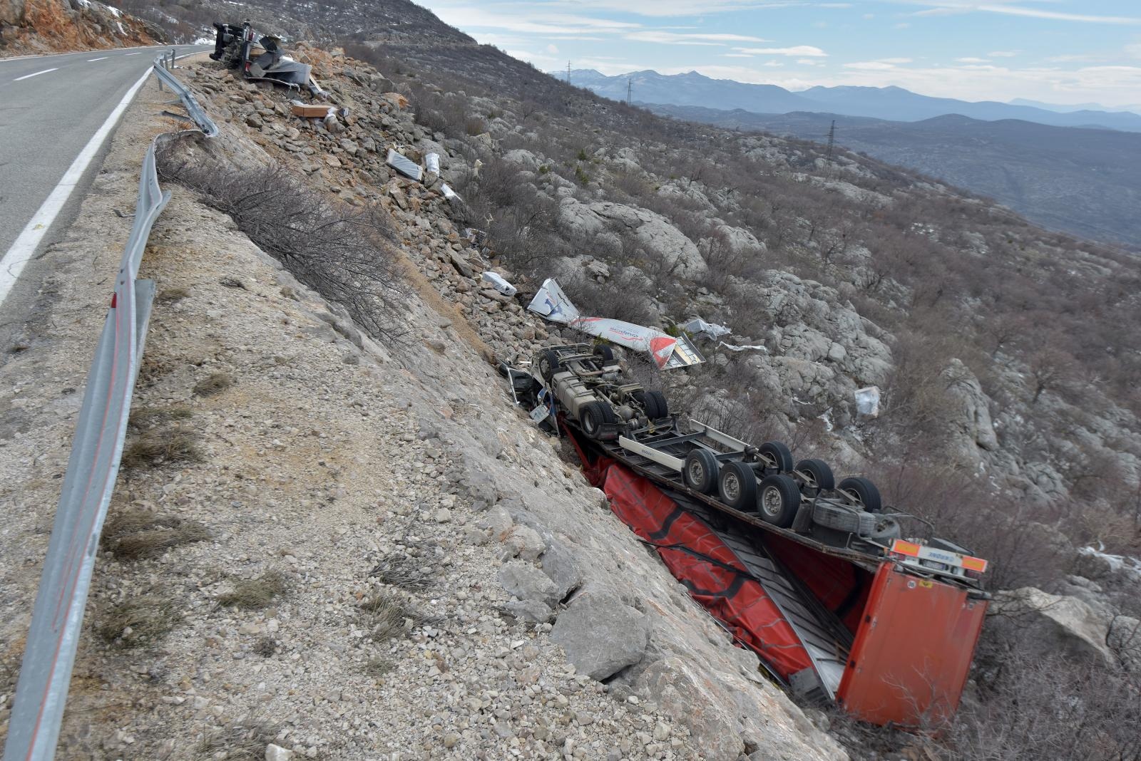 Orkanska bura na istom mjestu na cesti Gračac – Zaton Obrovački prevrnula dva kamiona