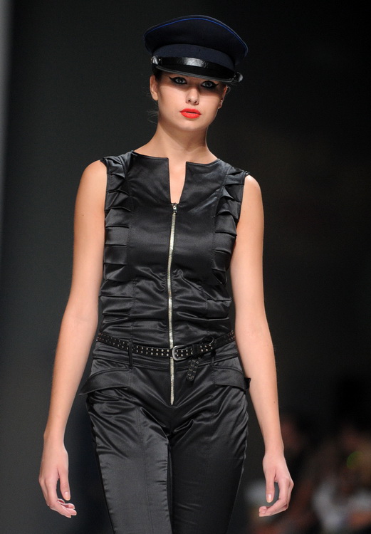 Zagreb, 290911.
Velesajam, paviljon 5.
Modne revije i poznati na Dove Fashion.hr proljece ljeto 2012. Prvi dan su izlagali kreatori Ivica Skoko, Martina Felja, AMDS by ALDUK i IK STUDIO.
Na slici: kreacije AMDS by ALDUK
Foto: Srdjan Vrancic / CROPIX Zagreb, 290911.
Velesajam, paviljon 5.
Modne revije i poznati na Dove Fashion.hr proljece ljeto 2012. Prvi dan su izlagali kreatori Ivica Skoko, Martina Felja, AMDS by ALDUK i IK STUDIO.
Na slici: kreacije AMDS by ALDUK
Foto: Srdjan Vrancic / CROPIX