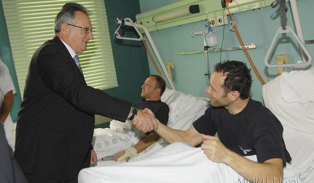 Zagreb, 240910. KBC Dubrava. Ministar obrane Branko Vukelic posjetio je pilote koji su se uspjesno katapultirali iz ostecenih MiG-ova na slunjskom vojnom poligonu. Foto: MORH/ CROPIX