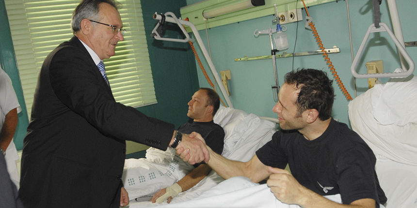 Zagreb, 240910. KBC Dubrava. Ministar obrane Branko Vukelic posjetio je pilote koji su se uspjesno katapultirali iz ostecenih MiG-ova na slunjskom vojnom poligonu. Foto: MORH/ CROPIX