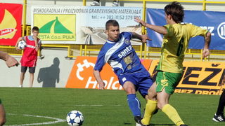 Pula, 020411.
Prva HNL na stadionu Aldo Dorsina u Puli izmedju NK Istra 1961 i  NK Zadar. 
Prva utakmica Igora Pamica otkako je ponovo trener Istre. 
Na fotografiji: 8, Jakov Surac.
Foto: Srecko Niketic / CROPIX