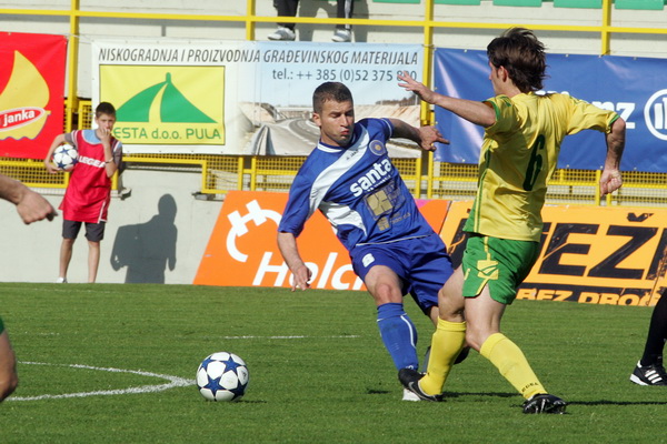Pula, 020411.
Prva HNL na stadionu Aldo Dorsina u Puli izmedju NK Istra 1961 i  NK Zadar. 
Prva utakmica Igora Pamica otkako je ponovo trener Istre. 
Na fotografiji: 8, Jakov Surac.
Foto: Srecko Niketic / CROPIX