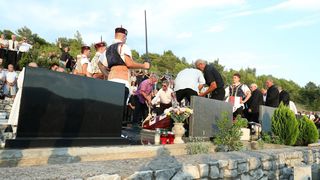 Posljednji ispraćaj Olivera Dragojevića na groblju Sveti Roko u Veloj Luci Posljednji ispraćaj Olivera Dragojevića na groblju Sveti Roko u Veloj Luci
