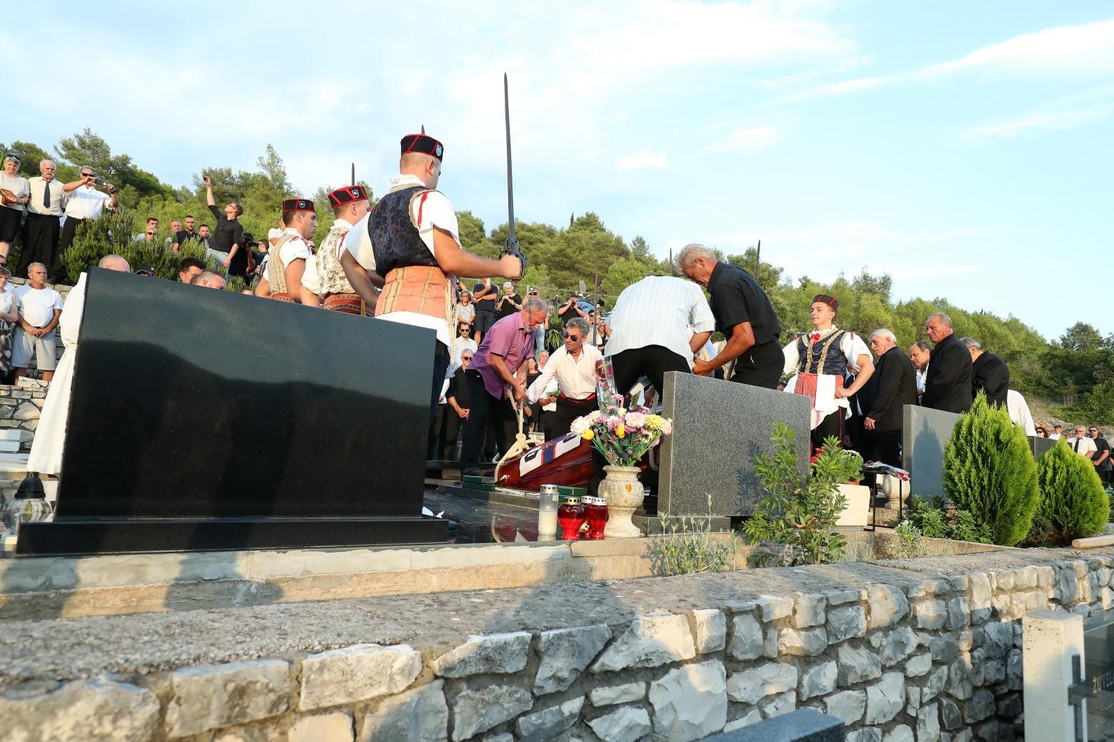 Posljednji ispraćaj Olivera Dragojevića na groblju Sveti Roko u Veloj Luci Posljednji ispraćaj Olivera Dragojevića na groblju Sveti Roko u Veloj Luci