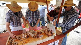 Zadar, 270413
Jos jedan predizborni performans Enia Mestrovica. Ovaj put je na Narodnom trgu glasove “kupovao” porcijama svinjetine.
Na fotografiji: detalj s dogadjaja.
Foto: Luka Gerlanc / CROPIX Zadar, 270413
Jos jedan predizborni performans Enia Mestrovica. Ovaj put je na Narodnom trgu glasove “kupovao” porcijama svinjetine.
Na fotografiji: detalj s dogadjaja.
Foto: Luka Gerlanc / CROPIX