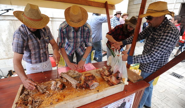 Zadar, 270413
Jos jedan predizborni performans Enia Mestrovica. Ovaj put je na Narodnom trgu glasove “kupovao” porcijama svinjetine.
Na fotografiji: detalj s dogadjaja.
Foto: Luka Gerlanc / CROPIX