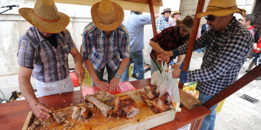 Zadar, 270413
Jos jedan predizborni performans Enia Mestrovica. Ovaj put je na Narodnom trgu glasove “kupovao” porcijama svinjetine.
Na fotografiji: detalj s dogadjaja.
Foto: Luka Gerlanc / CROPIX Zadar, 270413
Jos jedan predizborni performans Enia Mestrovica. Ovaj put je na Narodnom trgu glasove “kupovao” porcijama svinjetine.
Na fotografiji: detalj s dogadjaja.
Foto: Luka Gerlanc / CROPIX