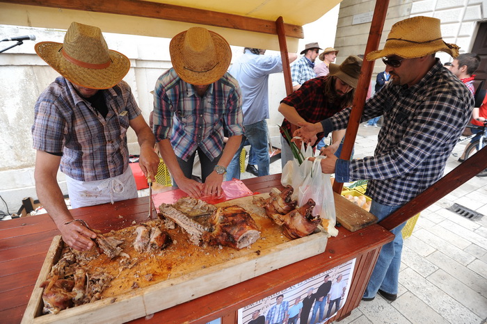 Zadar, 270413
Jos jedan predizborni performans Enia Mestrovica. Ovaj put je na Narodnom trgu glasove “kupovao” porcijama svinjetine.
Na fotografiji: detalj s dogadjaja.
Foto: Luka Gerlanc / CROPIX Zadar, 270413
Jos jedan predizborni performans Enia Mestrovica. Ovaj put je na Narodnom trgu glasove “kupovao” porcijama svinjetine.
Na fotografiji: detalj s dogadjaja.
Foto: Luka Gerlanc / CROPIX