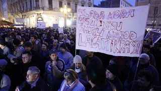 Zagreb, 040311.
Peti po redu, protuvladin prosvjed tzv. facebook grupe zapocinje veceras na Cvjetnom trgu.
Na fotografiji: Prosvjednici.
Foto: Davor Pongracic / CROPIX Zagreb, 040311.
Peti po redu, protuvladin prosvjed tzv. facebook grupe zapocinje veceras na Cvjetnom trgu.
Na fotografiji: Prosvjednici.
Foto: Davor Pongracic / CROPIX