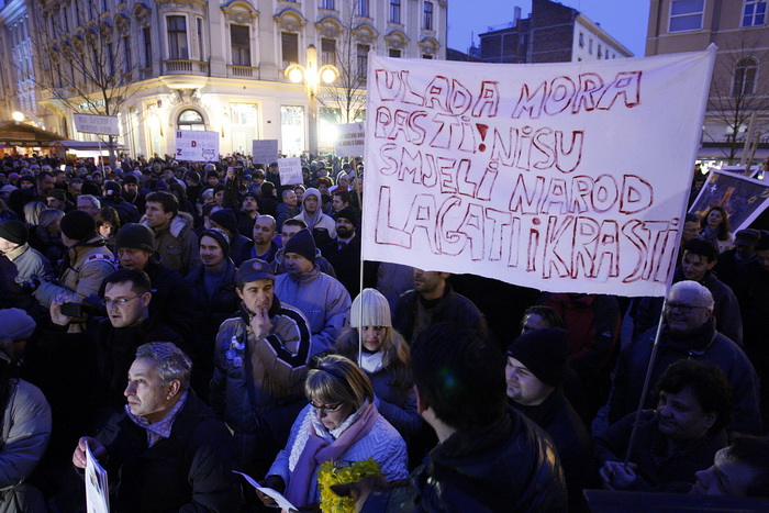 Zagreb, 040311.
Peti po redu, protuvladin prosvjed tzv. facebook grupe zapocinje veceras na Cvjetnom trgu.
Na fotografiji: Prosvjednici.
Foto: Davor Pongracic / CROPIX Zagreb, 040311.
Peti po redu, protuvladin prosvjed tzv. facebook grupe zapocinje veceras na Cvjetnom trgu.
Na fotografiji: Prosvjednici.
Foto: Davor Pongracic / CROPIX