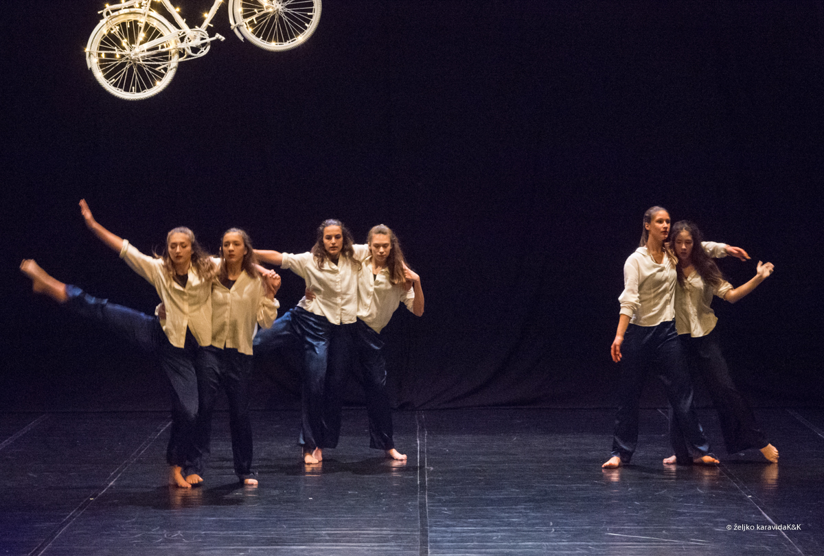 Božićna čestitka plesnog odjela Glazbene škole Blagoje Bersa