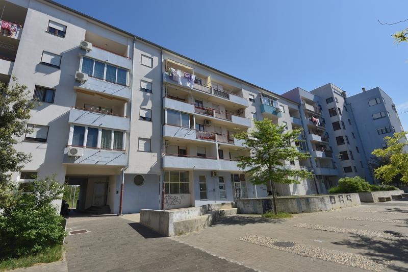 Zadar: Zgrada u kojoj je policija sinoć pronašla beživotno tijelo 49-godišnje žene, Photo: Dino Stanin/PIXSELL Zadar: Zgrada u kojoj je policija sinoć pronašla beživotno tijelo 49-godišnje žene, Photo: Dino Stanin/PIXSELL