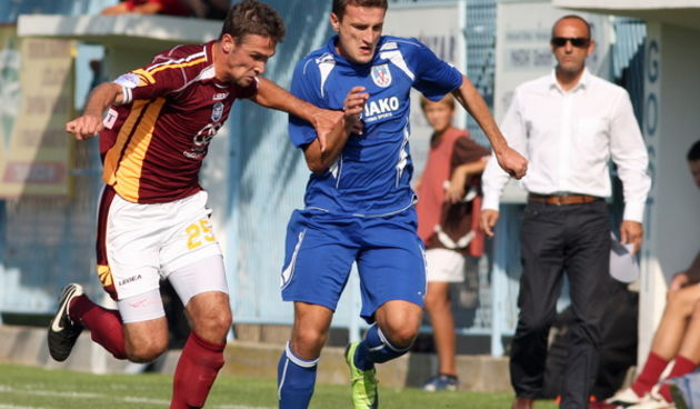 Benkovac, 230909. Igraliste Velebita. Susret sesnaestine finala Kupa, Velebit – Varteks. Na fotografiji: Dino Skvorc i Leonardo Barnjak. Foto: Vladimir Ivanov / CROPIX