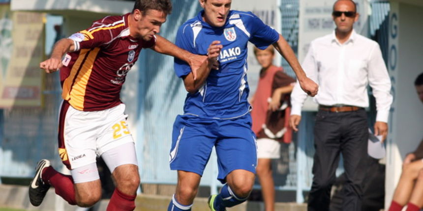 Benkovac, 230909. Igraliste Velebita. Susret sesnaestine finala Kupa, Velebit – Varteks. Na fotografiji: Dino Skvorc i Leonardo Barnjak. Foto: Vladimir Ivanov / CROPIX