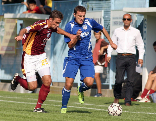 Benkovac, 230909. Igraliste Velebita. Susret sesnaestine finala Kupa, Velebit – Varteks. Na fotografiji: Dino Skvorc i Leonardo Barnjak. Foto: Vladimir Ivanov / CROPIX