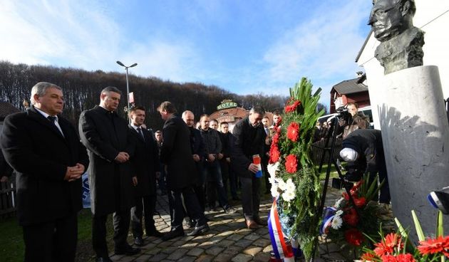 10.12.2014., Veliko Trgovisce – Povodom 15. godisnjice smrti dr. Franje Tudjmana izaslanstvo HDZ-a polozilo je vijence ispred njegove rodne kuce u Velikom Trgoviscu. Photo: Davor Visnjic/PIXSELL