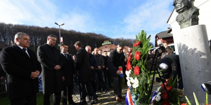10.12.2014., Veliko Trgovisce – Povodom 15. godisnjice smrti dr. Franje Tudjmana izaslanstvo HDZ-a polozilo je vijence ispred njegove rodne kuce u Velikom Trgoviscu. Photo: Davor Visnjic/PIXSELL