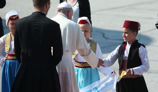 Sarajevo, Bosna i Hercegovina – Sluzbeni posjet pape Franje Sarajevu. Ovo je treci papinski posjet Bosni i Hercegovini. Prethodni posjeti pape Ivana Pavla II bili su pastoralni dok je posjet pape Franje primarno drzavnicki te ga ocekuje zgusnut raspored s