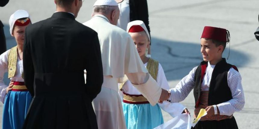 Sarajevo, Bosna i Hercegovina – Sluzbeni posjet pape Franje Sarajevu. Ovo je treci papinski posjet Bosni i Hercegovini. Prethodni posjeti pape Ivana Pavla II bili su pastoralni dok je posjet pape Franje primarno drzavnicki te ga ocekuje zgusnut raspored s Sarajevo, Bosna i Hercegovina – Sluzbeni posjet pape Franje Sarajevu. Ovo je treci papinski posjet Bosni i Hercegovini. Prethodni posjeti pape Ivana Pavla II bili su pastoralni dok je posjet pape Franje primarno drzavnicki te ga ocekuje zgusnut raspored s