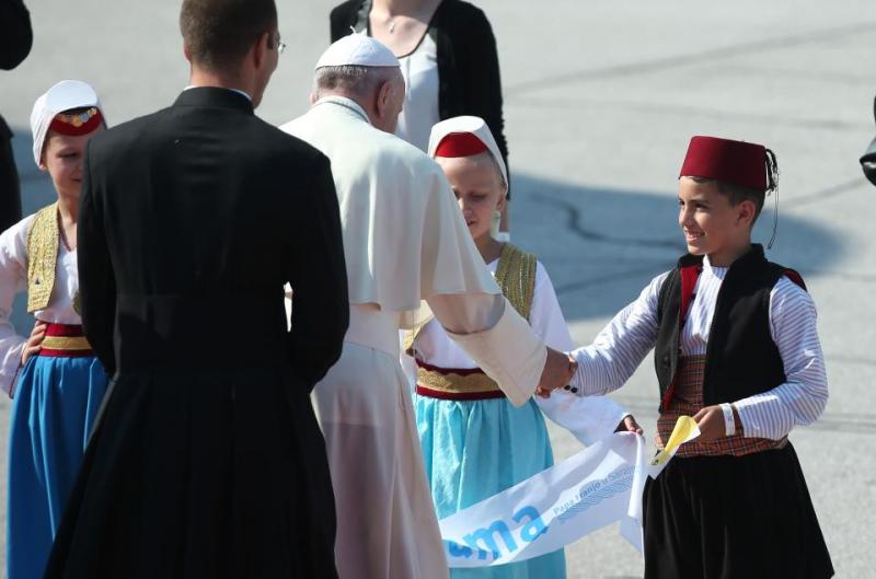 Sarajevo, Bosna i Hercegovina – Sluzbeni posjet pape Franje Sarajevu. Ovo je treci papinski posjet Bosni i Hercegovini. Prethodni posjeti pape Ivana Pavla II bili su pastoralni dok je posjet pape Franje primarno drzavnicki te ga ocekuje zgusnut raspored s Sarajevo, Bosna i Hercegovina – Sluzbeni posjet pape Franje Sarajevu. Ovo je treci papinski posjet Bosni i Hercegovini. Prethodni posjeti pape Ivana Pavla II bili su pastoralni dok je posjet pape Franje primarno drzavnicki te ga ocekuje zgusnut raspored s