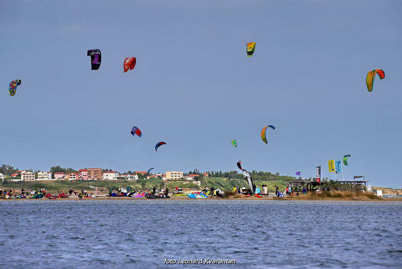 Kite surferi guštaju u Ninu
