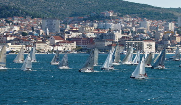 Sibenik, 051209.
U sibenskoj luci startala je jubilarna 10. sibenska regata krstasa. Na regati po prvi put jedrili su i optimisti i manje klase.Nakon tri “suhe” godine kada nije bilo vjetra ovaj put za jubilarnu regatu puhala je jaka bura taman po volji j