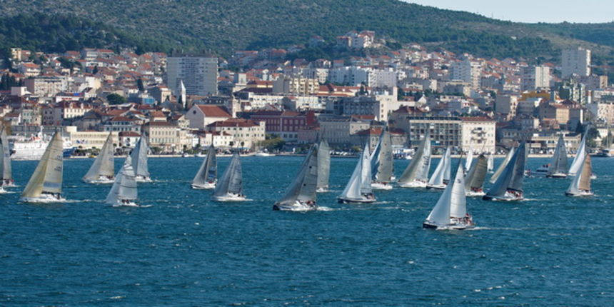 Sibenik, 051209.
U sibenskoj luci startala je jubilarna 10. sibenska regata krstasa. Na regati po prvi put jedrili su i optimisti i manje klase.Nakon tri “suhe” godine kada nije bilo vjetra ovaj put za jubilarnu regatu puhala je jaka bura taman po volji j Sibenik, 051209.
U sibenskoj luci startala je jubilarna 10. sibenska regata krstasa. Na regati po prvi put jedrili su i optimisti i manje klase.Nakon tri “suhe” godine kada nije bilo vjetra ovaj put za jubilarnu regatu puhala je jaka bura taman po volji j