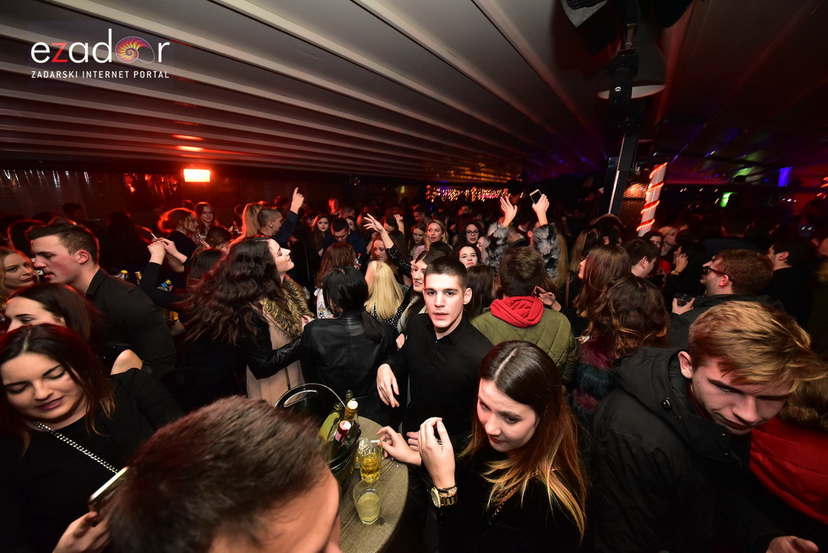 Tisuće Zadrana uživalo na krcatom Narodnom trgu i Tgu Petra Zoranića uz Tomislava Bralića i klapu Intrade Tisuće Zadrana uživalo na krcatom Narodnom trgu i Tgu Petra Zoranića uz Tomislava Bralića i klapu Intrade