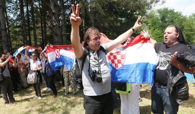 Srpsko narodno vijece (SNV) i Savez antifasistickih boraca i antifasista (SABH) obiljezavaju 75. obljetnicu antifasistickog ustanka. U isto vrijeme ondje su i prosvjednici predvodjeni A-HSP-om. Photo: Dusko Jaramaz/PIXSELL