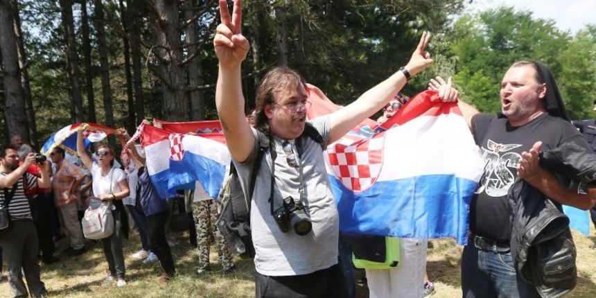 Srpsko narodno vijece (SNV) i Savez antifasistickih boraca i antifasista (SABH) obiljezavaju 75. obljetnicu antifasistickog ustanka. U isto vrijeme ondje su i prosvjednici predvodjeni A-HSP-om. Photo: Dusko Jaramaz/PIXSELL