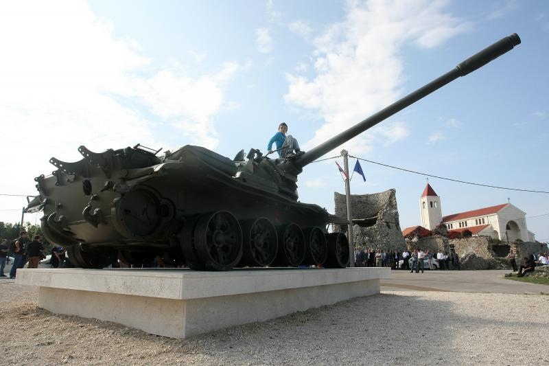 Zadar – U nazocnosti brojnih branitelja, gradskih vlasti, pripadnika HV-a i MUP-a te gradjana Zadra sredisnjom svecanoscu na gradskom predjelu Dracevac obiljezena je 23. obljetnica Dana obrane Grada. Svecanosti je nazocila Kolinda Grabar Kitarovic. Photo: Zadar – U nazocnosti brojnih branitelja, gradskih vlasti, pripadnika HV-a i MUP-a te gradjana Zadra sredisnjom svecanoscu na gradskom predjelu Dracevac obiljezena je 23. obljetnica Dana obrane Grada. Svecanosti je nazocila Kolinda Grabar Kitarovic. Photo: