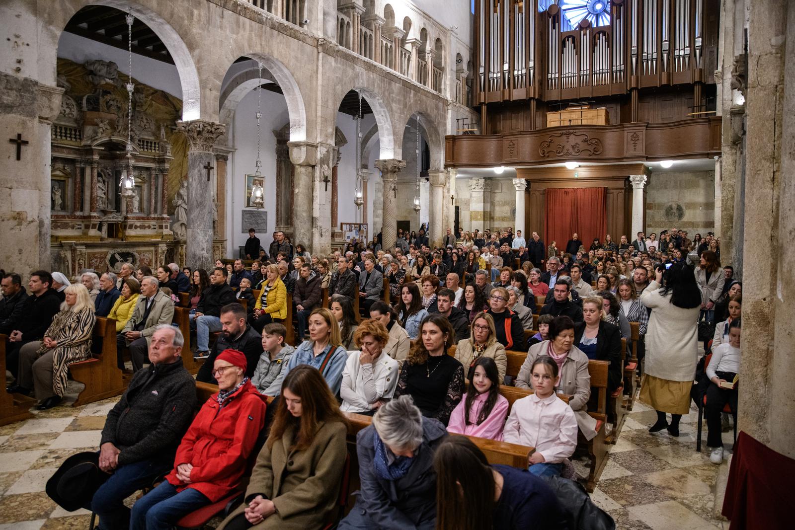Nadbiskup Zgrablić predvodio Službu Muke Gospodnje u katedrali sv. Stošije Nadbiskup Zgrablić predvodio Službu Muke Gospodnje u katedrali sv. Stošije