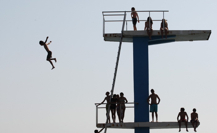 Zadar, 030712.
Skakaona na bazenu na Kolovarima omiljeno je okupljalista mladih zadrana zaljubljenika u skokove u more.
Foto: Andrija Lucic / Cropix