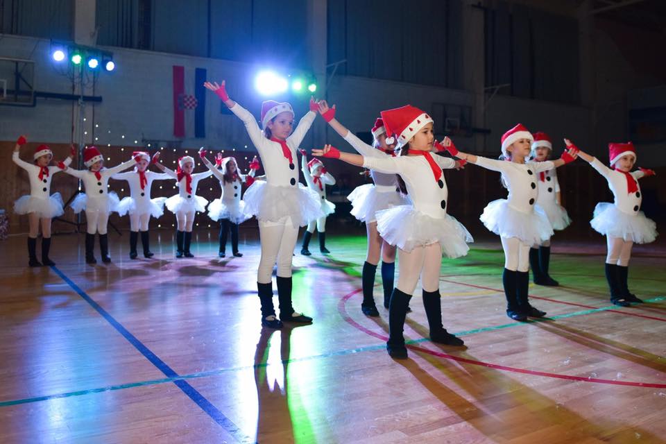 Plesna Božićna čarolija na otoku Pagu