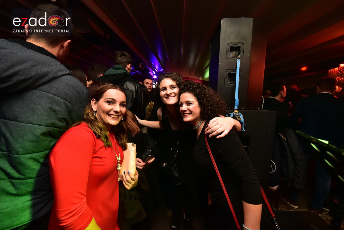 Tisuće Zadrana uživalo na krcatom Narodnom trgu i Tgu Petra Zoranića uz Tomislava Bralića i klapu Intrade Tisuće Zadrana uživalo na krcatom Narodnom trgu i Tgu Petra Zoranića uz Tomislava Bralića i klapu Intrade