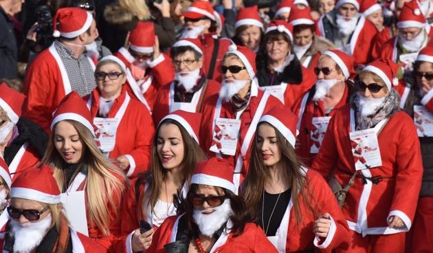 Tocno u podne na Forumu je startala utrka Djeda Bozicnjaka. Utrka se odrzala u okviru programa Svi zajedno za radost Bozica, kao dio Adventa u Zadru. Organizator Utrke je Grad Zadar i Turisticka zajednica Grada Zadra, a producent Soundset Centar. Photo: