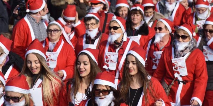 Tocno u podne na Forumu je startala utrka Djeda Bozicnjaka. Utrka se odrzala u okviru programa Svi zajedno za radost Bozica, kao dio Adventa u Zadru. Organizator Utrke je Grad Zadar i Turisticka zajednica Grada Zadra, a producent Soundset Centar. Photo: Tocno u podne na Forumu je startala utrka Djeda Bozicnjaka. Utrka se odrzala u okviru programa Svi zajedno za radost Bozica, kao dio Adventa u Zadru. Organizator Utrke je Grad Zadar i Turisticka zajednica Grada Zadra, a producent Soundset Centar. Photo: