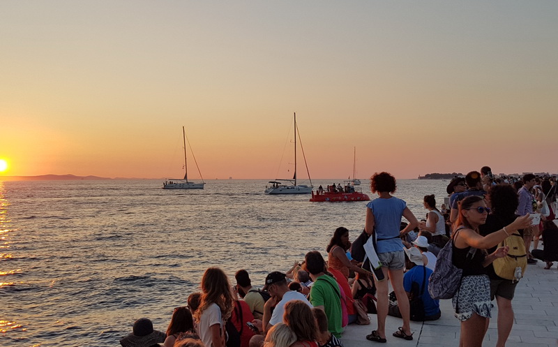 Zalazak sunca i Craft Beer Festival na zadarskoj rivi. Foto: Mladen Malik Zalazak sunca i Craft Beer Festival na zadarskoj rivi. Foto: Mladen Malik