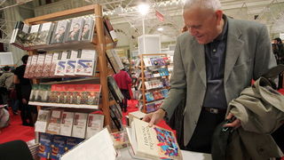 Pula,041209.
Recesijski, ali veselo i uz pjesmu otvoren je u petak jubilarni 15. Sa(n)jam knjige u Istri, koji ce do 13. prosinca okupiti vise od 200 autora i 300 nakladnika.Sajam je prigodnim rijecima otvorio veliki argentinsko-kanadski knjizevnik Albert Pula,041209.
Recesijski, ali veselo i uz pjesmu otvoren je u petak jubilarni 15. Sa(n)jam knjige u Istri, koji ce do 13. prosinca okupiti vise od 200 autora i 300 nakladnika.Sajam je prigodnim rijecima otvorio veliki argentinsko-kanadski knjizevnik Albert