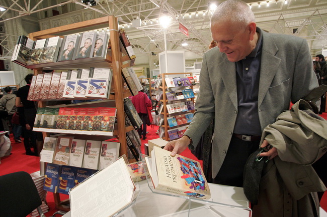 Pula,041209.
Recesijski, ali veselo i uz pjesmu otvoren je u petak jubilarni 15. Sa(n)jam knjige u Istri, koji ce do 13. prosinca okupiti vise od 200 autora i 300 nakladnika.Sajam je prigodnim rijecima otvorio veliki argentinsko-kanadski knjizevnik Albert Pula,041209.
Recesijski, ali veselo i uz pjesmu otvoren je u petak jubilarni 15. Sa(n)jam knjige u Istri, koji ce do 13. prosinca okupiti vise od 200 autora i 300 nakladnika.Sajam je prigodnim rijecima otvorio veliki argentinsko-kanadski knjizevnik Albert