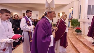 Kistanje: Zadarski nadbiskup Želimir Puljić blagoslovio relikvije sv. Nikole. Foto: Hrvoje Jelavić/PIXSELL Kistanje: Zadarski nadbiskup Želimir Puljić blagoslovio relikvije sv. Nikole. Foto: Hrvoje Jelavić/PIXSELL