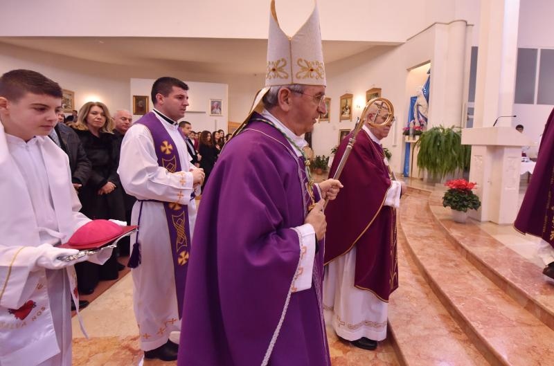 Kistanje: Zadarski nadbiskup Želimir Puljić blagoslovio relikvije sv. Nikole. Foto: Hrvoje Jelavić/PIXSELL Kistanje: Zadarski nadbiskup Želimir Puljić blagoslovio relikvije sv. Nikole. Foto: Hrvoje Jelavić/PIXSELL