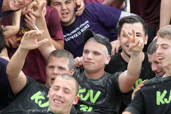 Zadar, 170513. 
Danas su se ucenici zavrsnih razreda zadarskih srednjih skola oprostili od skolskih klupa tradicionalnom Norijadom. 
Uz neizostavni alkohol, pjesmu i prosipanje brasna i jaja po centru grada, nakratko su privukli pozornost prolaznika na se