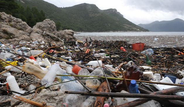 Dubrovnik, 221110. Velike kolicine smeca, jugo koje je ovih dana puhalo u Dubrovacko neretvanskoj zupaniji, nanjelo je na poluotok Peljesac, a najvise ga ima u mjestu Trstenik. Spomenuto smece, vjeruje se da je noseno morskim strujama stiglo cak iz Albani