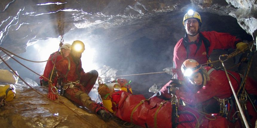 Vježba HGSS-a u jami Punar ozljedom spašavatelja pretvorila se u stvarnu akciju Vježba HGSS-a u jami Punar ozljedom spašavatelja pretvorila se u stvarnu akciju