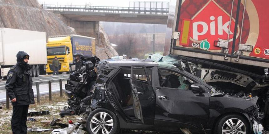 Na autocesti A1 poslije sv. Roka u smjeru Zagreba, kod tunela Krpani, u 6.15 sati sudarilo se 20-ak vozila u nekoliko lančanih sudara, Foto: Dino Stanin/PIXSELL