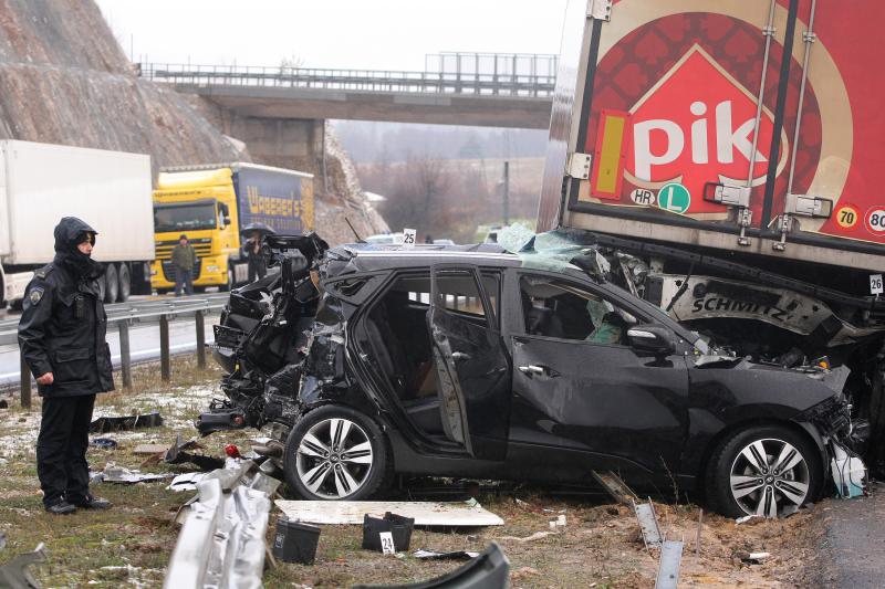 Na autocesti A1 poslije sv. Roka u smjeru Zagreba, kod tunela Krpani, u 6.15 sati sudarilo se 20-ak vozila u nekoliko lančanih sudara, Foto: Dino Stanin/PIXSELL Na autocesti A1 poslije sv. Roka u smjeru Zagreba, kod tunela Krpani, u 6.15 sati sudarilo se 20-ak vozila u nekoliko lančanih sudara, Foto: Dino Stanin/PIXSELL