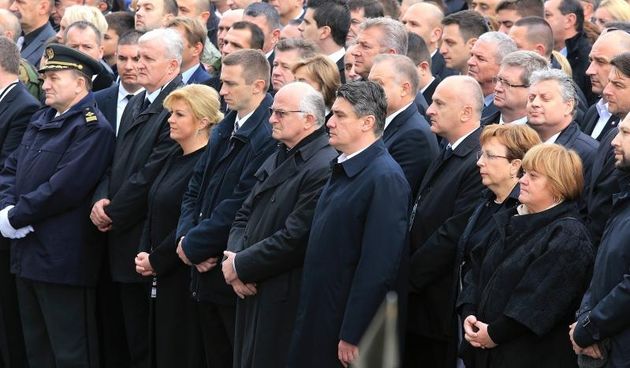 Vukovar – Dan sjecanja na zrtvu Vukovara 1991.-2015. “Vukovar – mjesto posebnog pijeteta”. Kolonom sjecanja od vukovarske bolnice do memorijalnog groblja odaje se pocast Gradu Heroju, njegovoj zrtvi i stanovnicima tog grada. Kolinda Grabar Kitarovic, Jos