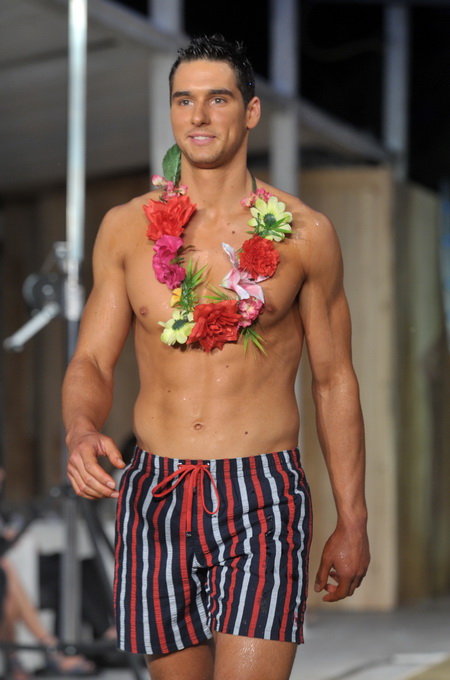 Zagreb, 050612. 
Modna kuca Goldenpoint za sezonu proljece/ljeto 2012. pripremila je zanimljivu kolekciju kupacih kostima. Dio asortimana mogli su vidjeti i zagrebcani na reviji u Gallery-u . Pedesetak modela kostima prezentirali su manekenke i manekeni n