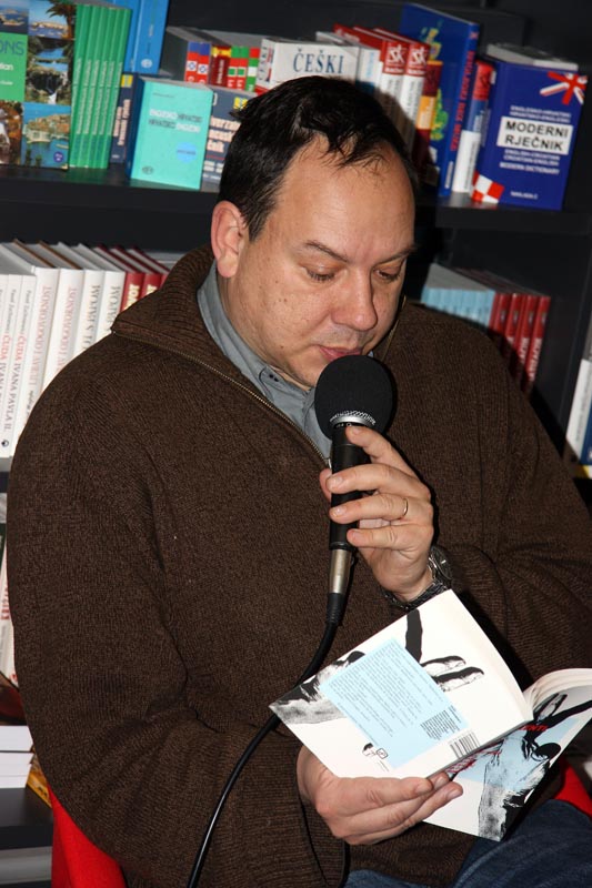 Književna večer grupe ZaPis i gosta Jurice Pavičića (foto: Filip Plazonić)